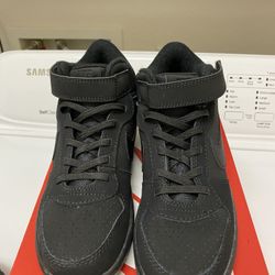 New Nike Sneaker Size 2 Youth