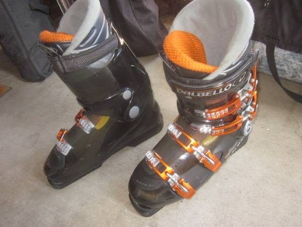 DALBELLO ski boots, Mens Size 10 or a women's 11 MONDO SIZE 28.5