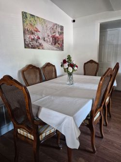 Diningroom Table & Chairs with 2 leafs