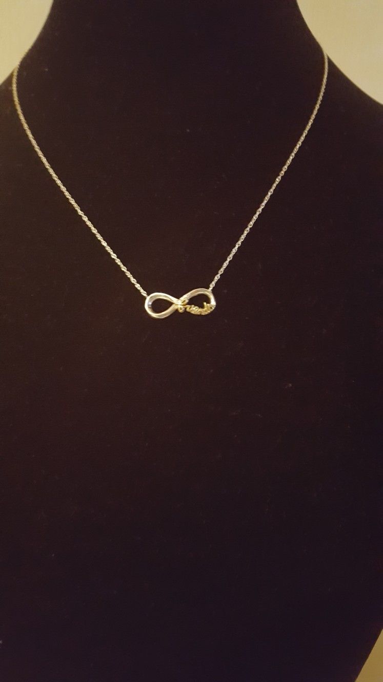 Beautiful 925 Sterling Silver Italy necklace. Pendant is covered in 10k GOLD, 2.29grs size 18"inches long. (FRIENDS) please see pictures for details