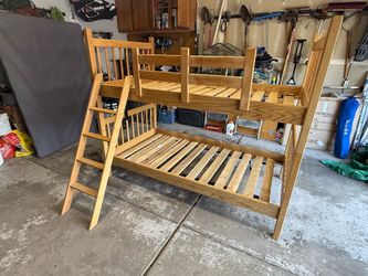 Twin bunk beds