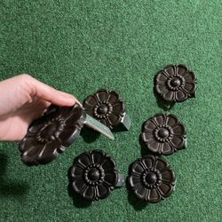 6 cast iron flowers