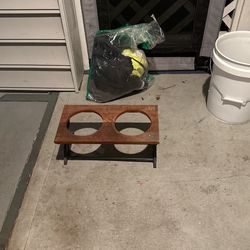 Dog feeder