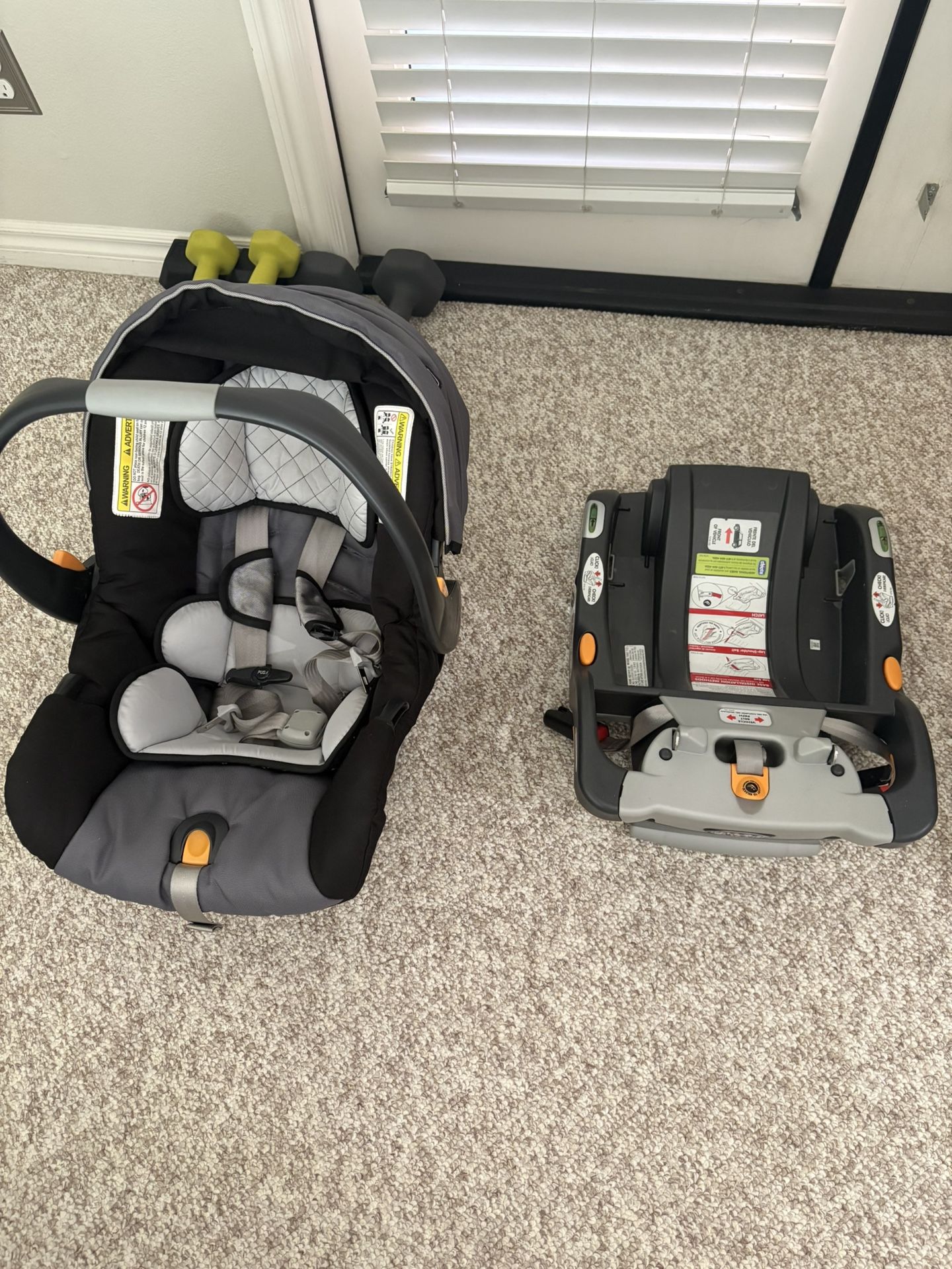 Chicco Infant Car Seat 2 Piece Set