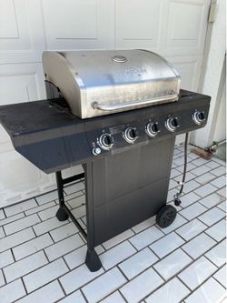 Grill 4 burners + 1 extra . Needs new pipes and ignition. Not working . As is