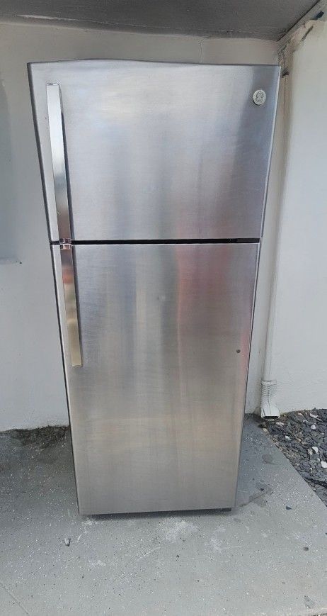 Refrigerator - 17.5 Cu. Ft. Excellent Condition!