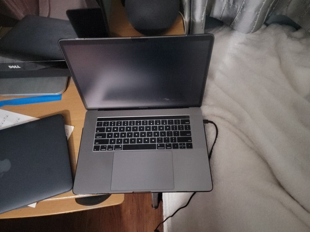 Macbook Pro 15" READ DESC.