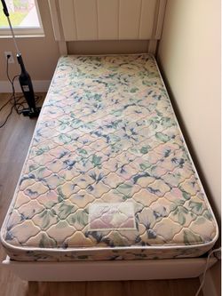 🛏️ Twin Mattress – Clean & Comfortable
