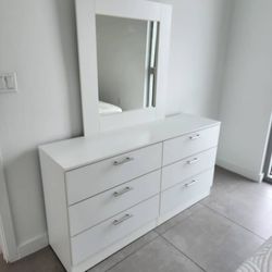 Ðresser Wįth Mirrør *** Çomođa Çon Espęjo 