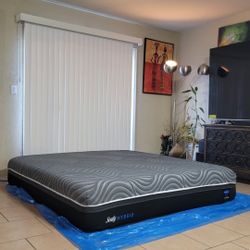 VERY NICE LIKE NEW KING SIZE SEALY POSTUREPEDIC MATTRESS FOR SALE! IN EXCELLENT CONDITION,  FREE DELIVERY 