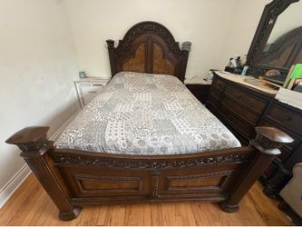 Bed queen size + dresser + chess