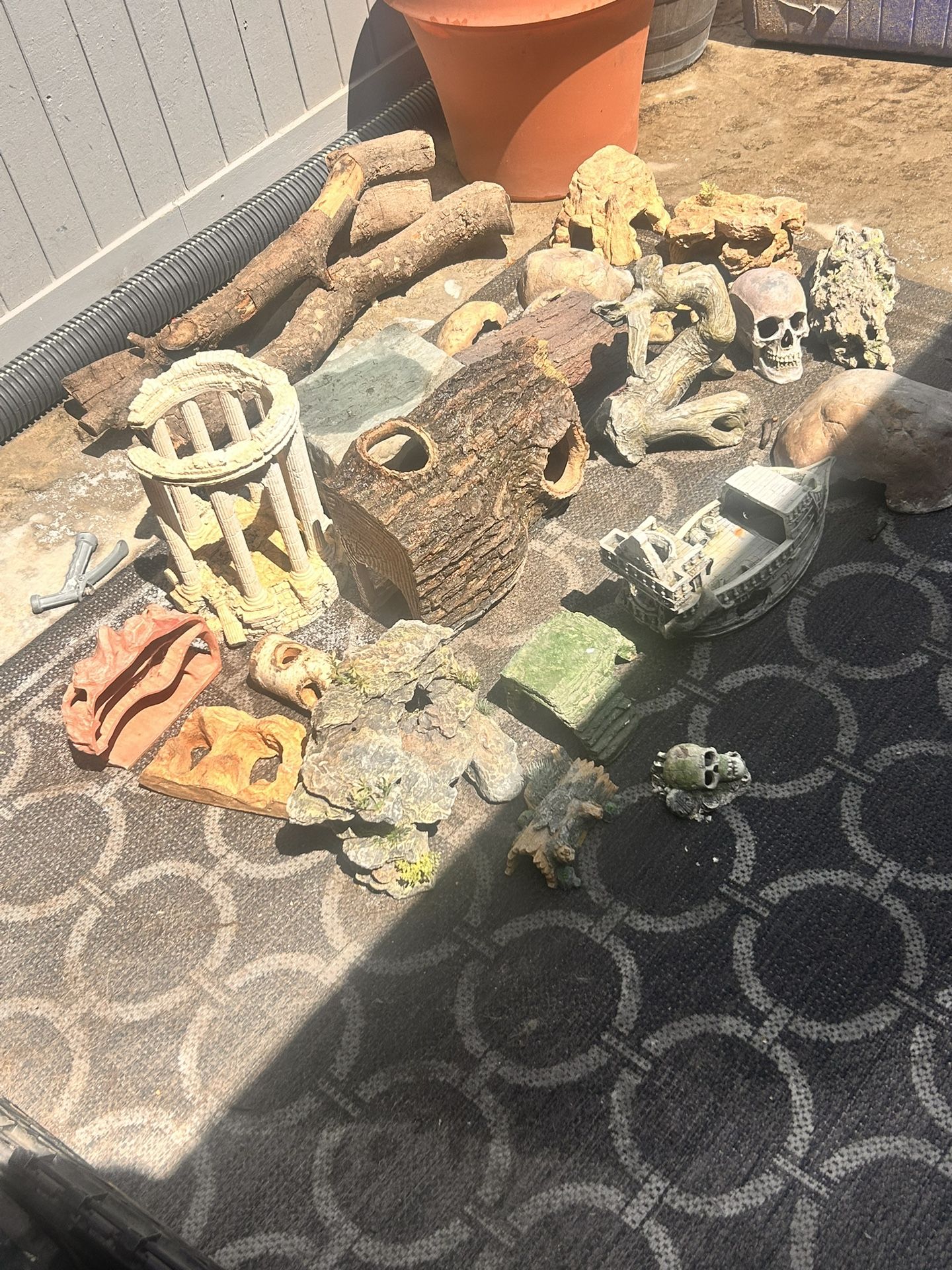 Several Different Reptile/fish Decor