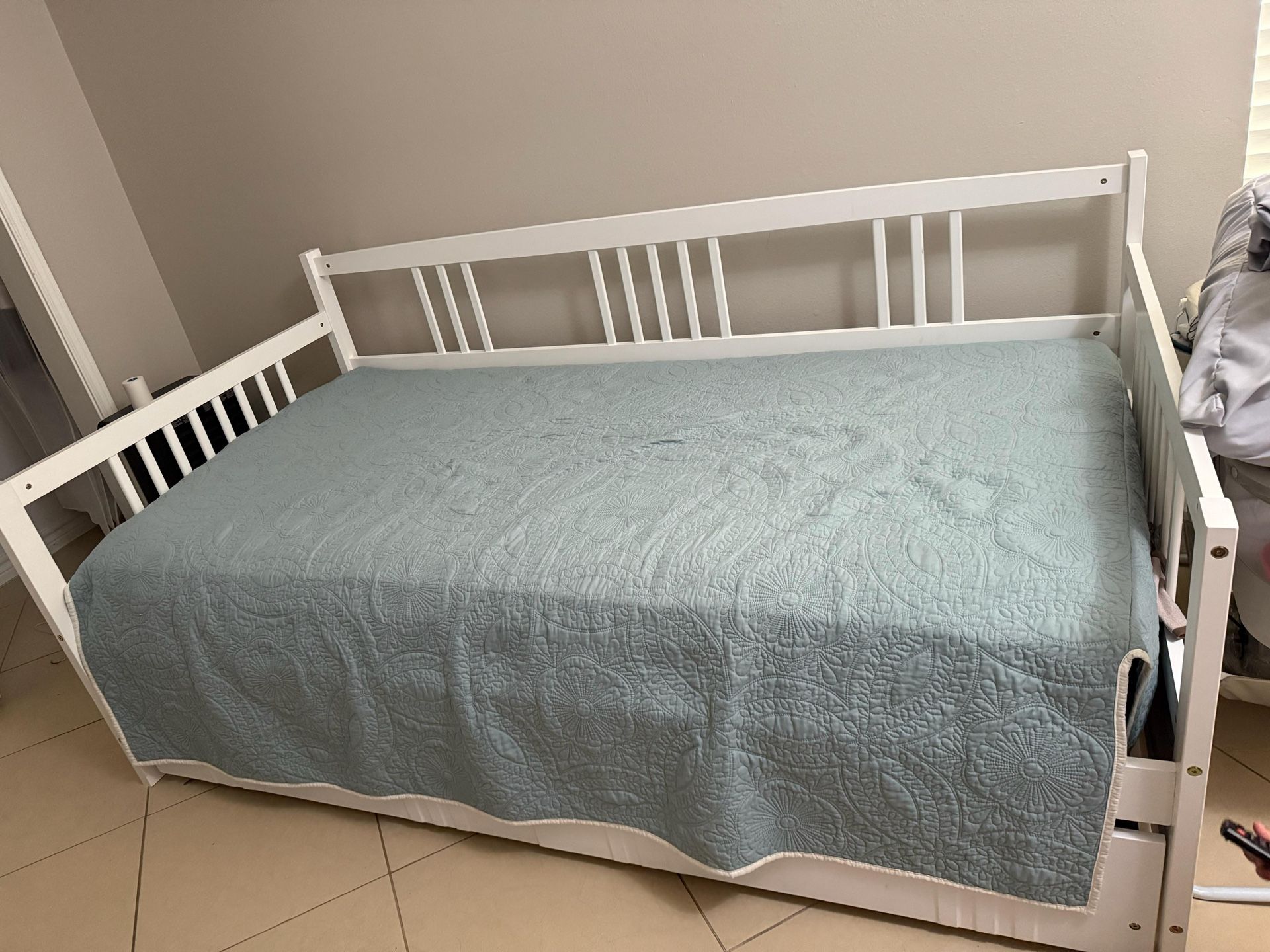 Daybed with Rails Twin Size Bed, Mattress and Sheets