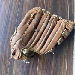 Louisville Slugger Baseball Mitt