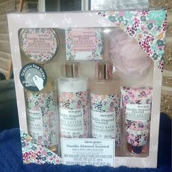 BRAND NEW!!! "OLIVIA GRACE" 7pc VANILLA  ALMOND SCENTED BATH & BODY CARE COLLECTION SETS 