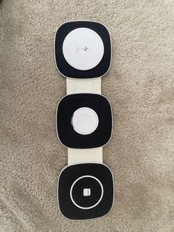 Xo Poppy magnetic folding wireless charger.