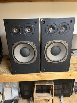 Realistic Optimus-21 (RadioShack Catalog No. 40-2026) vintage bookshelf speakers.