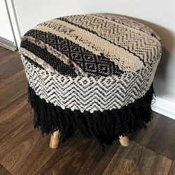 Hobo Decorative Woven Foto Stool, Western Style, Black And White 