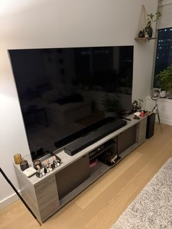 Samsung 75” QLED 4K Smart TV | Like New (6 months only)