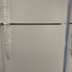 Frigidaire top freezer refrigerator Comes with Warranty CM91