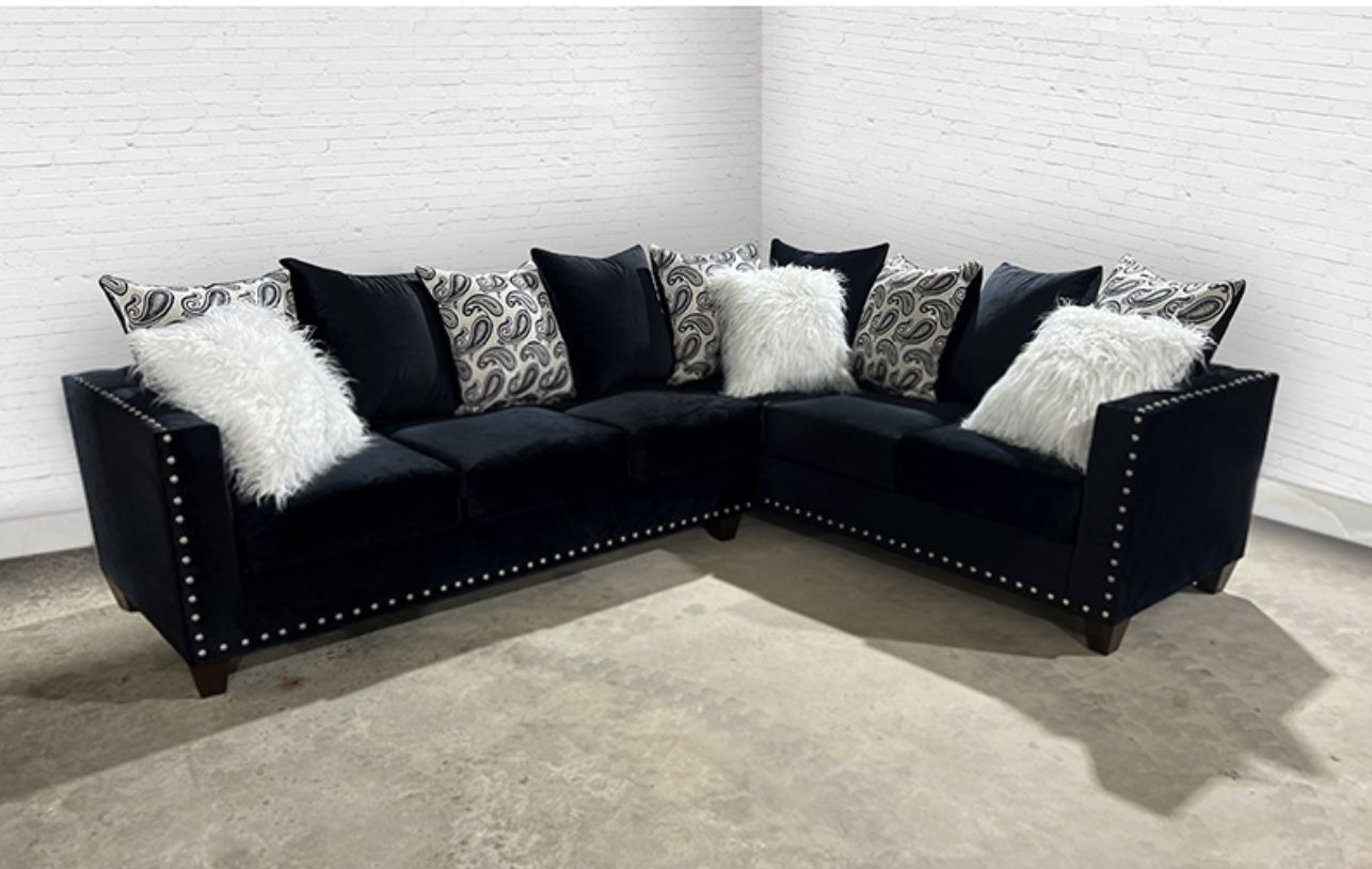 Sectional /// Financing Available
