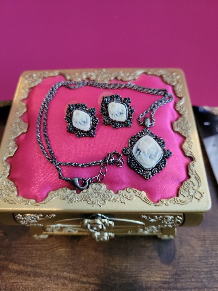 Vintage Victorian Style Cameo Necklace and Earrings Filigree Silvertone 18"Chain F9