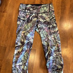 Woman’s Lululemon Capri Pants Shipping Available 