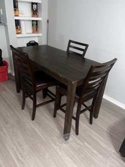 Dining Room Table w/ Chairs
