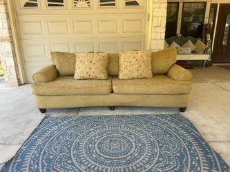 Free Delivery 🚚 Brown Couch/ Sillon Cafe