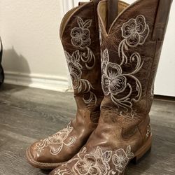 SHYANNE WOMEN'S LASY FLORAL EMBROIDERED WESTERN BOOTS - BROAD SQUARE TOE