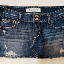 Hollister California Women’s Size 7 Dark Blue Jean Skirt; 10” Length; 100% Cotton; Made with Slightly Ripped/Frayed (“Destroyed”) Style/Appearance