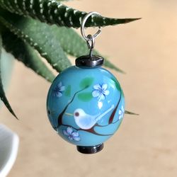🕊 Beautiful, turquoise blue glass bead pendant with white birds on a tree