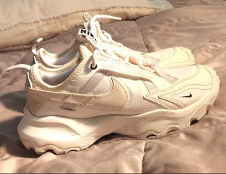 NIKE WOMENS TC SIZE 6.5