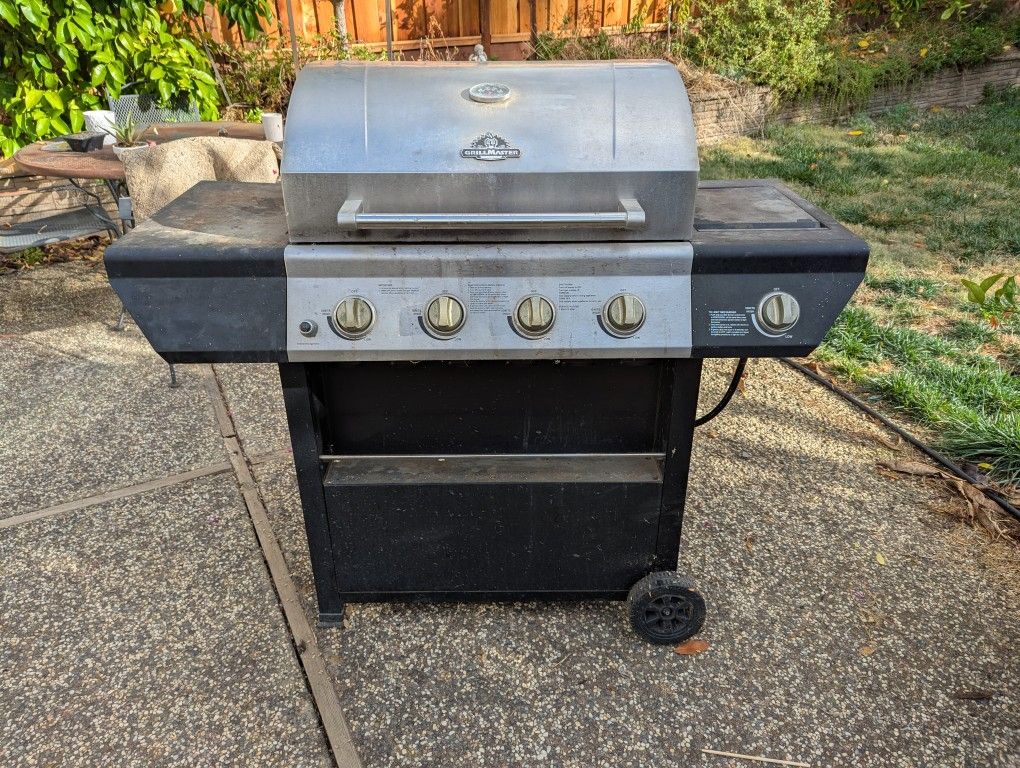 4 Burner GrillMaster Grill With Propane Tank