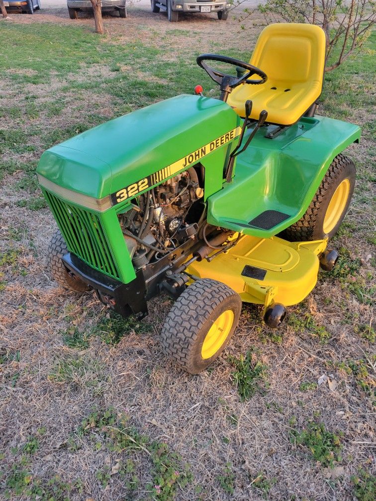 John Deere 322 Lawn Mower/Garden Tractor