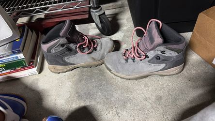 Women hicking boots