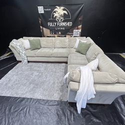 Sectional/Couch/Sofa, Color: Beige, Brand,American Signature, Delivery Available 
