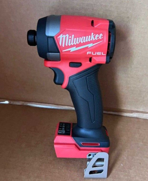 Milwaukee new 1/4' impact 18M fuel brushless Nuevo