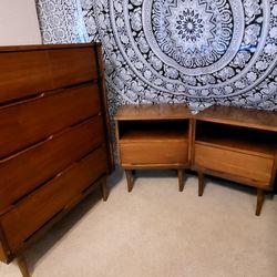 Beautiful vintage Dresser And Nightstands, 