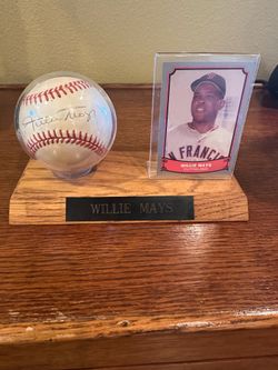 Sign Willie Mays official baseball in wooden display with baseball card