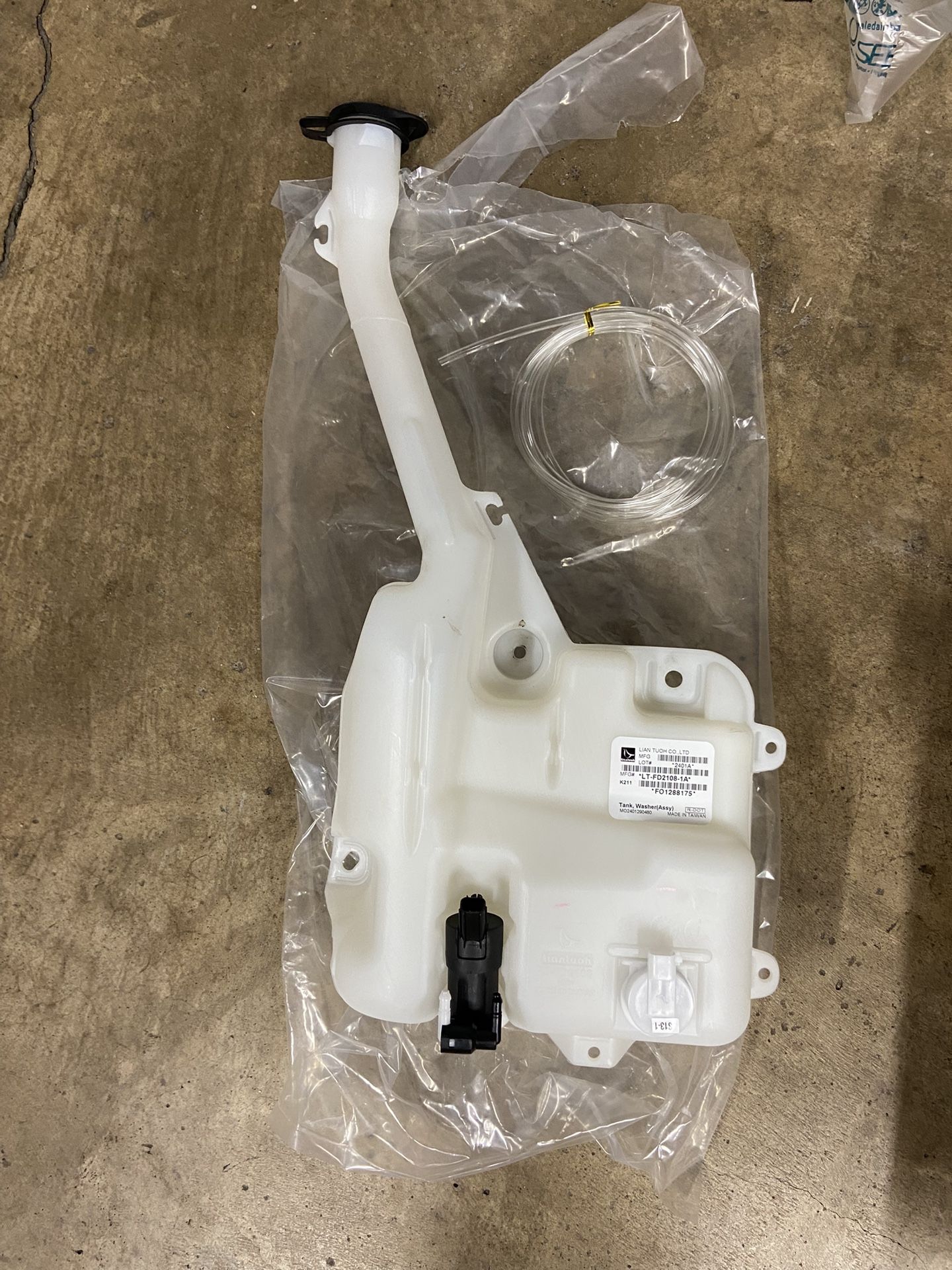 Ford Explorer Windshield Reservoir