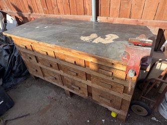Work bench with vise