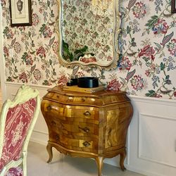 Great antique Italian burlwood bombé ches t