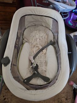 Graco basinet and glidder.