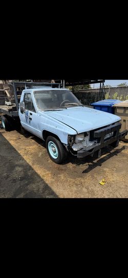 1987 Toyota Dually 22R Engine.