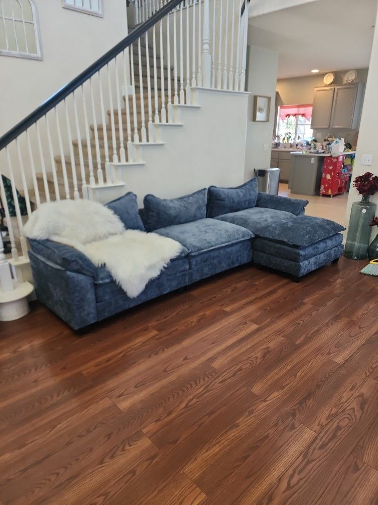 Like NEW Bed Body & Beyond Chenille Sofa