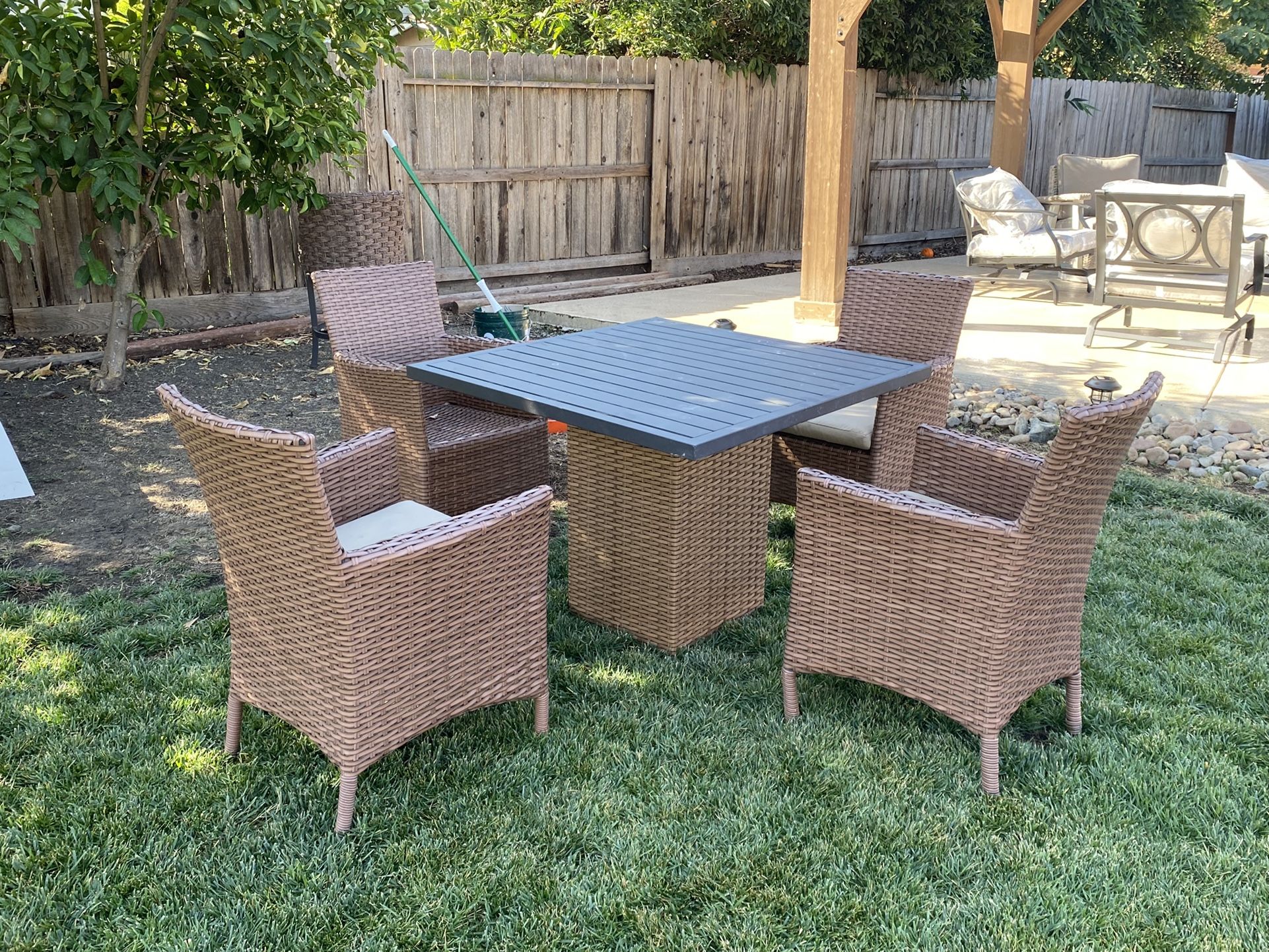 5 piece Outdoor Patio Furniture Used In Excellent Condition TODAY ONLY $250 FIRM 