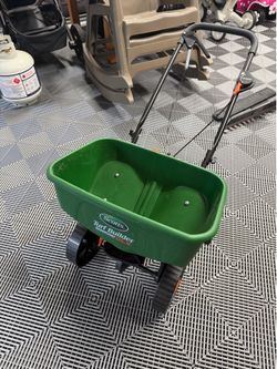 New - Scott’s Turf Builder Seeder