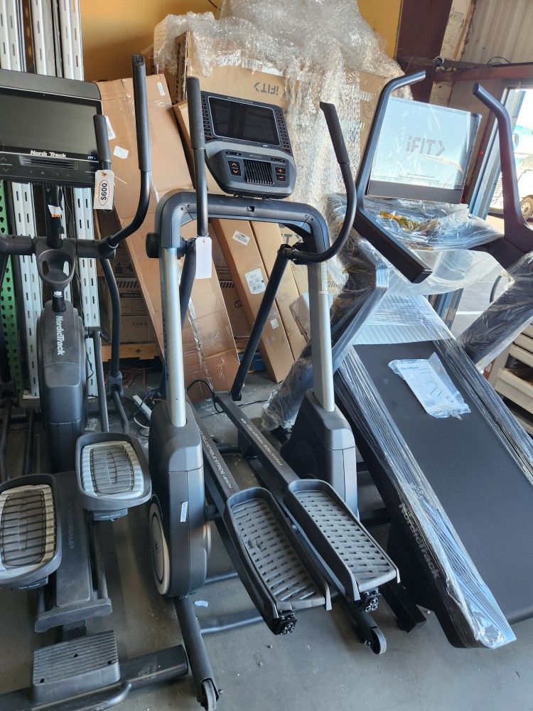 Used Nordictrack FS10i freestride trainer Elliptical - 10% incline -10% decline - 350$