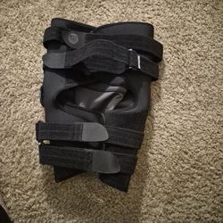 Sports knee brace